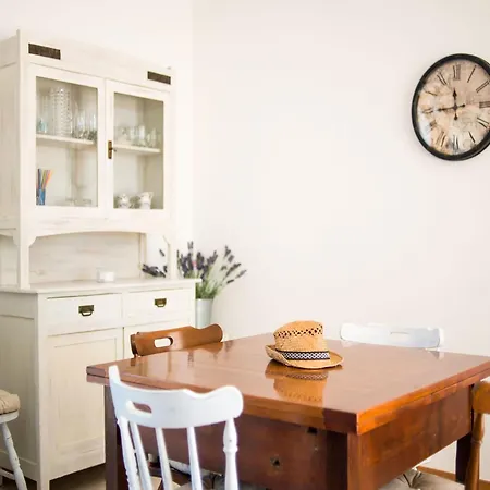 Enchanting Coastal With Views * Πέζαρο