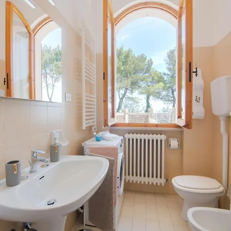 Enchanting Coastal With Views Πέζαρο