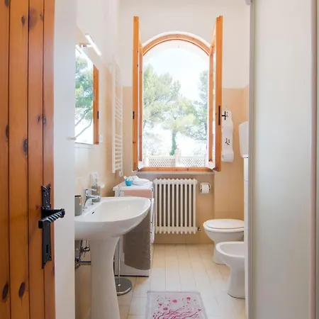 Enchanting Coastal With Views *